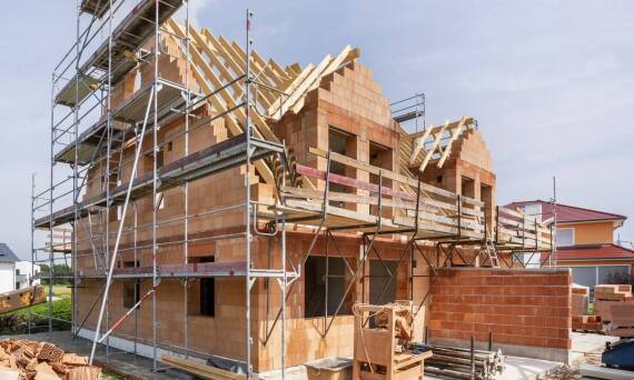 Jakie są korzyści ze współpracy z firmą specjalizującą się w budowie szkieletowych domów?