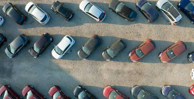 Jakie są różnice między utwardzonym a nieutwardzonym terenem parkingowym na lotnisku?