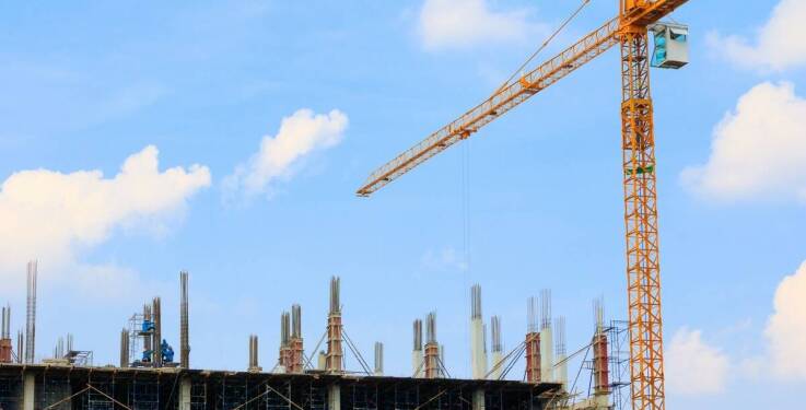 Jakie czynniki wpływają na wybór odpowiedniego dźwigu do projektu?