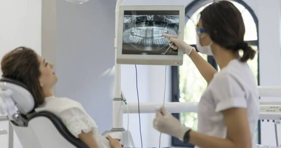 W jaki sposób stomatolog ocenia konieczność usunięcia zęba?