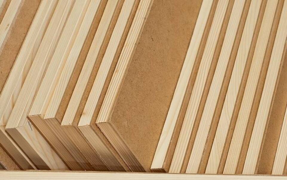 Zalety korzystania z brzozowej sklejki w budowie przyczep i naczep