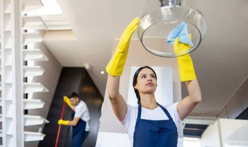 Elastyczne godziny pracy przy sprzątaniu biur – korzyści dla firm