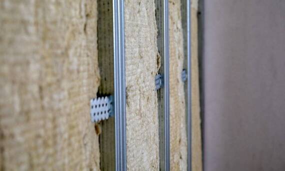 Jak grubość wełny mineralnej wpływa na jej właściwości izolacyjne?