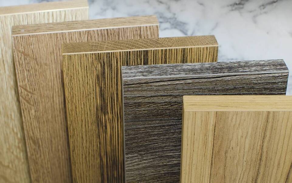 Różne typy opalenia drewna a ich zastosowanie na elewacjach