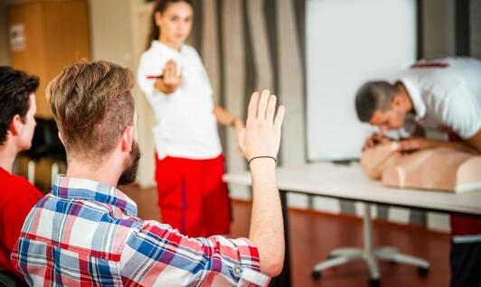Jakie ewakuacyjne procedury powinny być uwzględnione podczas szkoleń PPOŻ?