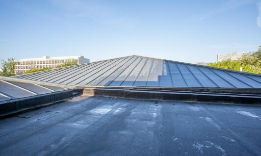 Jak dobrać odpowiednie blacharskie obróbki do tarasów na płaskich dachach?