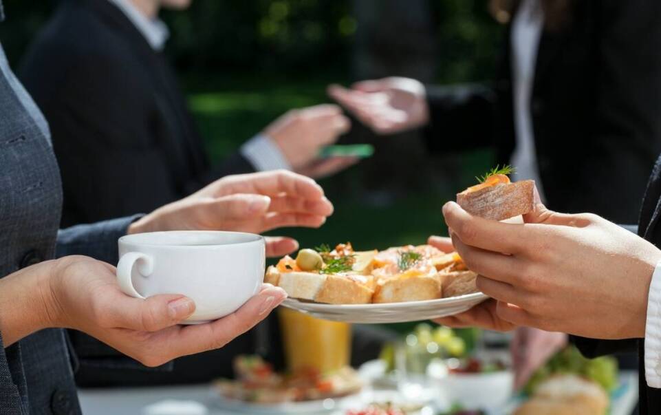 Imprezy integracyjne w hotelowym ogrodzie – zalety i możliwości