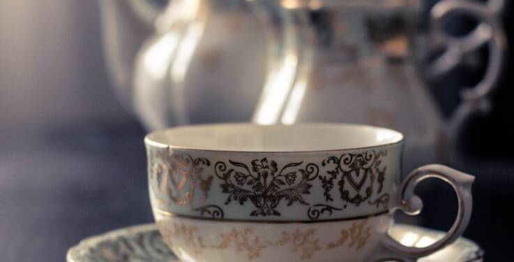 Porcelana w galerii antyków: co wyróżnia najcenniejsze egzemplarze?