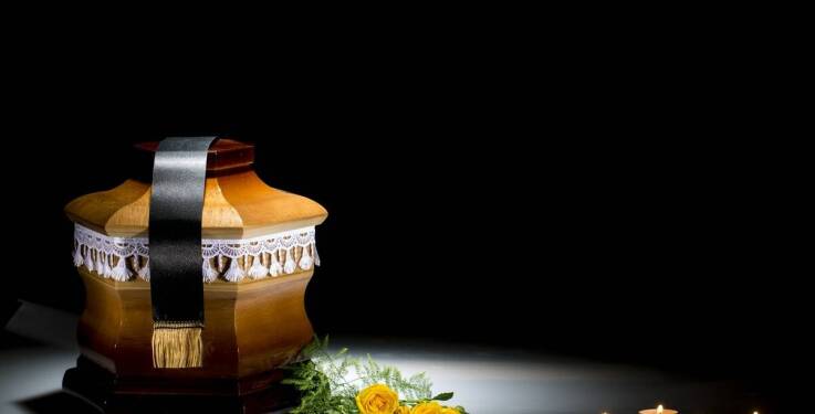 Produkcja trumien i urn w ofercie w zakładzie pogrzebowym