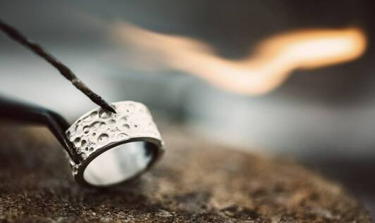 Unikalne obrączki ślubne z materiałów powierzonych w Krakowie