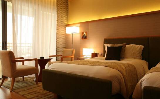 Komfortowe pokoje dla rodzin i biznesowych gości: co oferuje hotel?