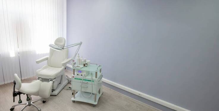 Jakie czynniki wpływają na wybór metody depilacji w gabinecie kosmetycznym?