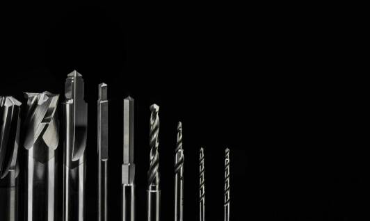 Jakie korzyści przynoszą specjalne wiertła w pracach renowacyjnych?