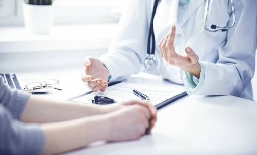 Jak prawo medyczne reguluje kwestię zgody pacjenta na medyczne zabiegi?