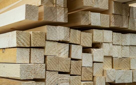 Jak odpowiednie przechowywanie wpływa na jakość drewna typu C24?