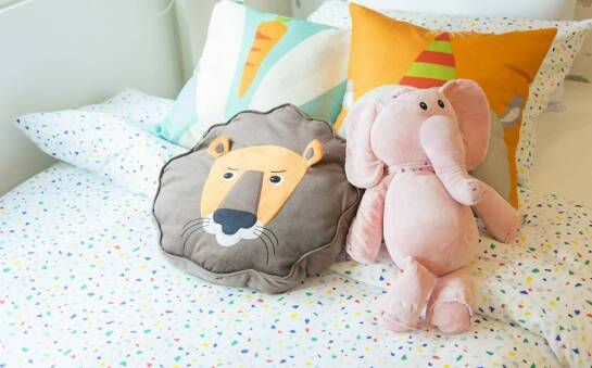 Najlepsze pomysły na poduszkę z inspirującym napisem dla córki