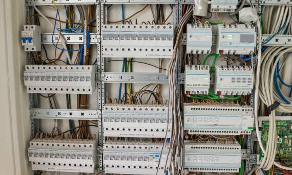Jak często należy przeprowadzać przeglądy elektrycznych instalacji w domach jednorodzinnych?