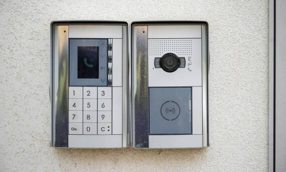 Zalety montażu domofonów w nowoczesnych mieszkalnych budynkach