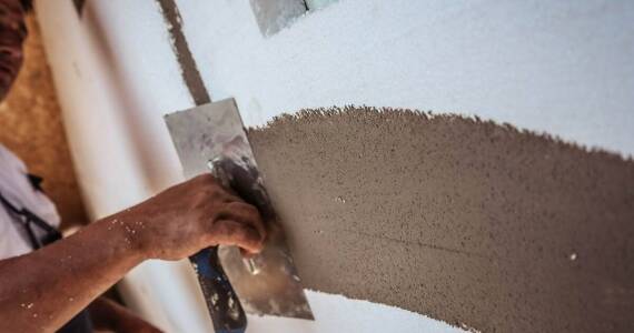 Izolacja fundamentów: dlaczego warto wybrać profesjonalistów do usług