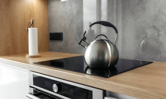 Żaroodporne naczynia z podgrzewaczem jako pomysł na elegancki prezent dla miłośników kulinariów