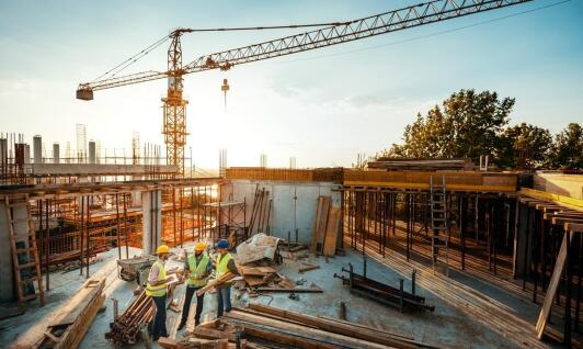 W jaki sposób wynajem maszyn budowlanych wpływa na bezpieczeństwo na placu budowy?