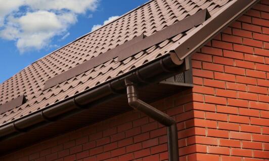 Jak dopasować rynny do trapezowej blachy, aby zapewnić estetyczną spójność dachu?