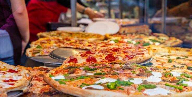 Popularne smaki pizzy z dostawą na Jeżycach – co wybierają klienci?