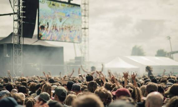 Jak akcesoria wpływają na funkcjonalność reklamowych namiotów?