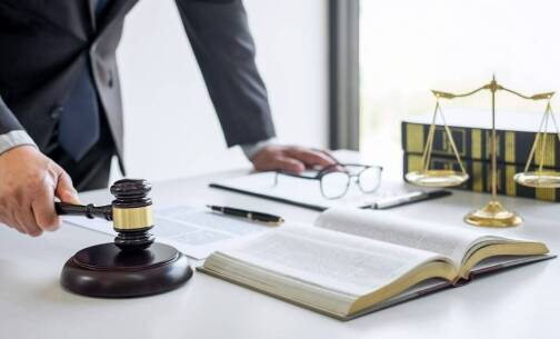 Jak wygląda reprezentowanie klienta przez adwokata przed sądem?