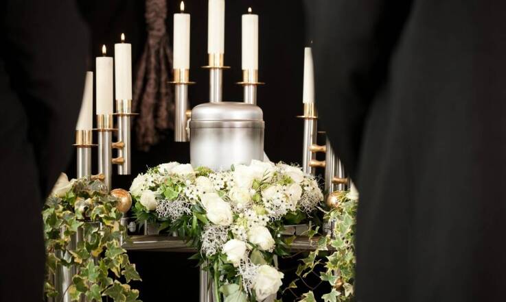 Znaczenie personalizacji pogrzebowej ceremonii dla rodziny zmarłego
