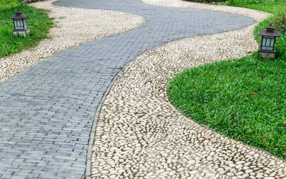 Jak czystość brukowej kostki może poprawić komfort życia mieszkańców?