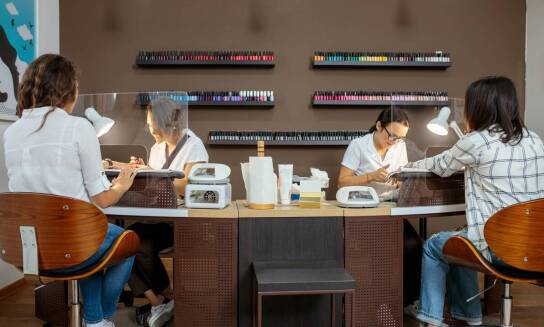 Przedłużanie rzęs a bezpieczeństwo: na co zwrócić uwagę przy wyborze salonu?