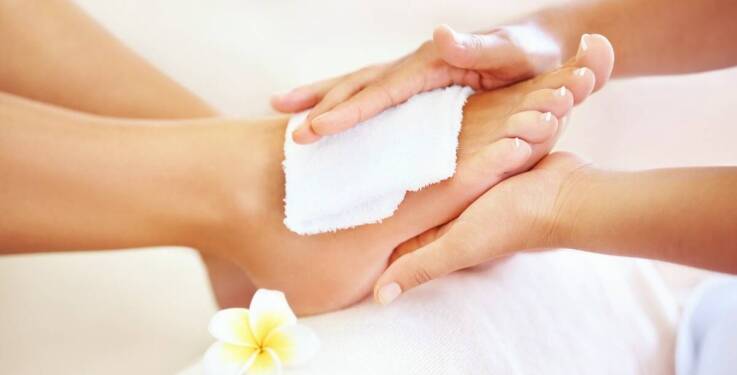 Jak pedicure w Starych Babicach poprawia zdrowie i estetykę stóp?