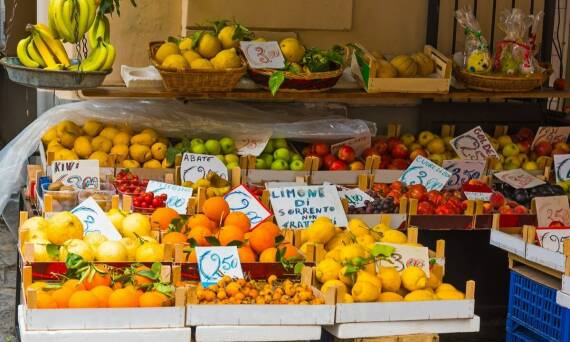 Zalety zakupów w naszym sklepie z owocami suszonymi: bogactwo smaków i aromatów