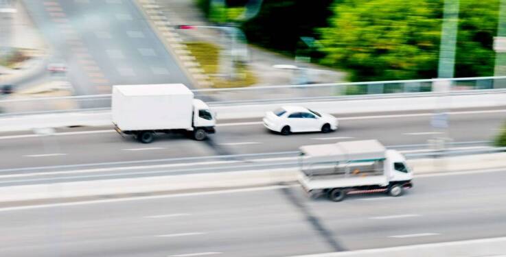 Jakie są różnice między nauką jazdy samochodem osobowym a ciężarowym w kontekście prawa jazdy kategorii C+E?