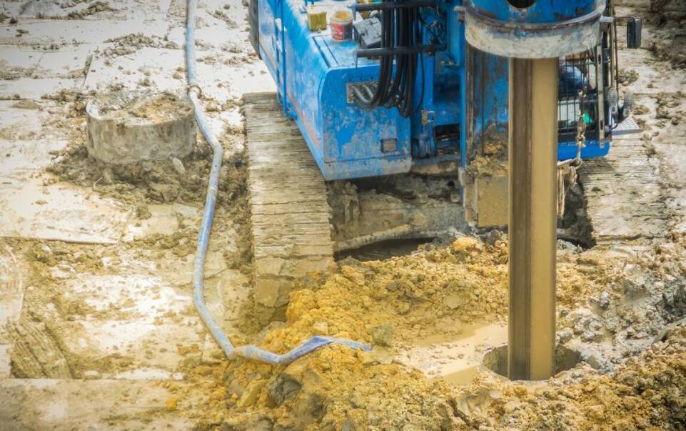 Proces montażu obudowy wierconej studni – co warto wiedzieć?