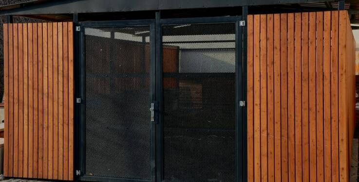 Jakie są główne zalety instalacji w kurniku?