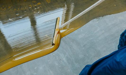 Jakie właściwości wyróżniają żywiczne posadzki na tle innych rozwiązań?