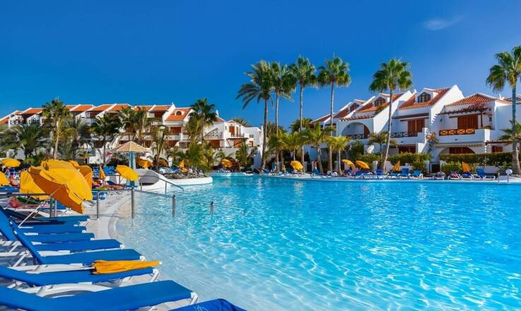 Co oferują hotele z basenem dla rodzin spędzających wakacje w Niechorzu?