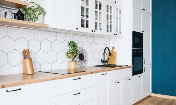 Zamki do szafek w kontekście ekologicznych rozwiązań w kuchni.