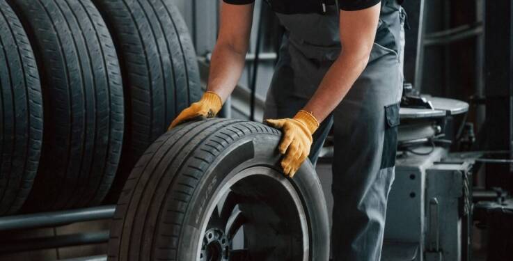 Wulkanizacja a ochrona przed zużyciem opon – co oferują specjaliści?
