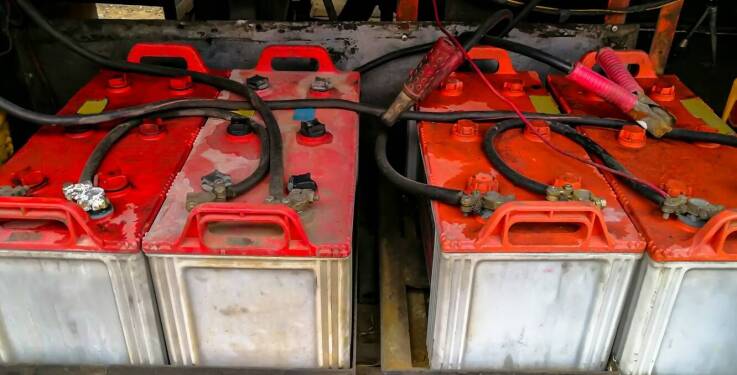 Porównanie trwałości baterii kwasowo-ołowiowych i żelowych w wózkach widłowych.