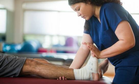 Efektywność fizjoterapii z dojazdem w leczeniu kręgosłupa urazów