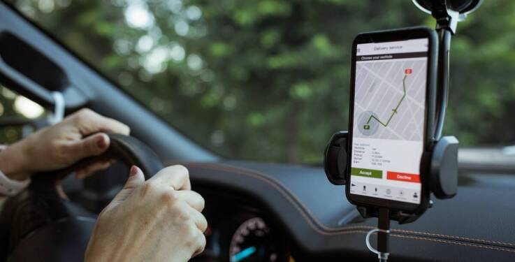 Jakie akcesoria do samochodu zapewniają komfort podczas długich tras?