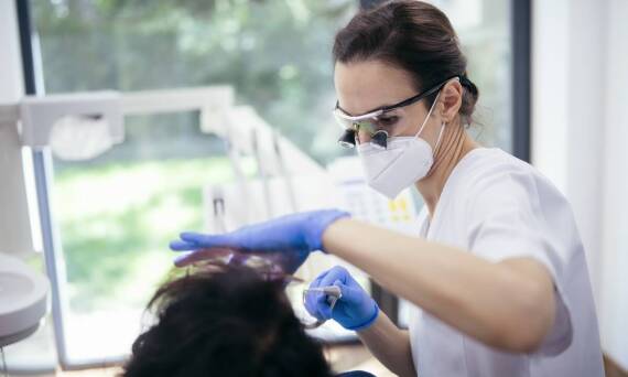 Porównanie tradycyjnego i mikroskopowego leczenia kanałowego.