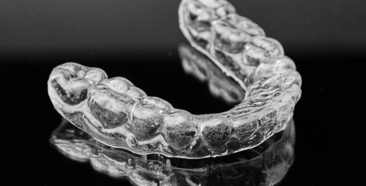 Jak relaksacyjne szyny redukują skutki zaciskania szczęki?