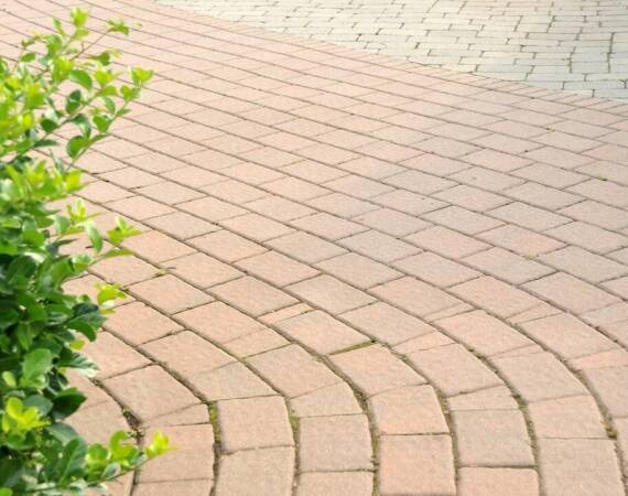 Zastosowanie granitowej kostki w budowie nowoczesnych podjazdów i parkingów