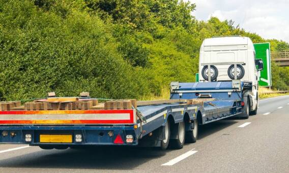Jakie są korzyści z wykorzystania lawety do transportu traktora?