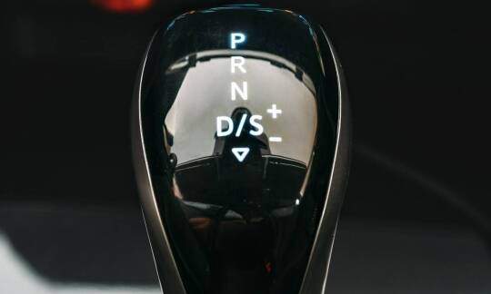 Kluczowe różnice między kursami na automatyczną skrzynię biegów a manualną skrzynię biegów