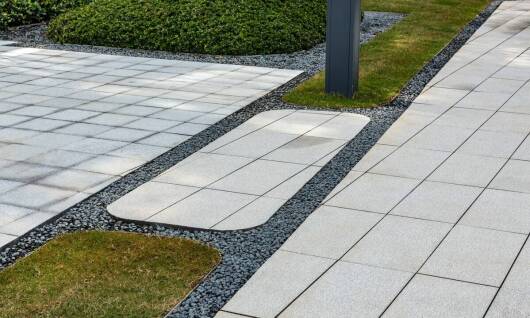 Jak układanie brukowej kostki wpływa na komfort użytkowania przestrzeni?